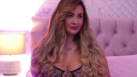 YaraCollins online show from December 5, 8:50 pm