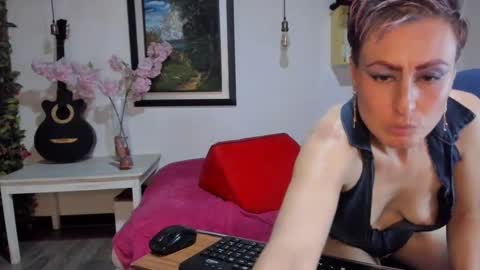 Snapshot of yasmin_goldenst chatting on January 31, 1:54 am Yasemin online show from January 31, 1:54 am