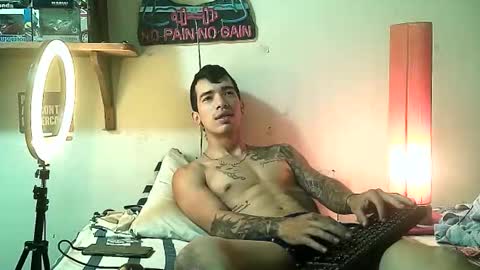 yeisoncastellanos1999 online show from April 12, 7:07 pm