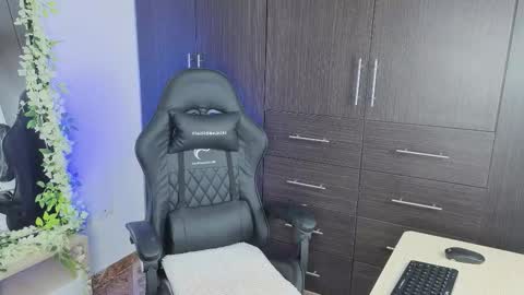 Yeli Amber online show from December 3, 6:03 am