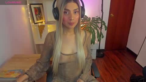 Snapshot of yeriawaddell_ chatting on January 7, 2:31 am yeriawaddell online show from January 7, 2:31 am