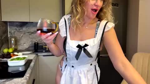 Snapshot of yes_mommy_zlata chatting on October 11, 6:33 pm Zlata online show from October 11, 6:33 pm