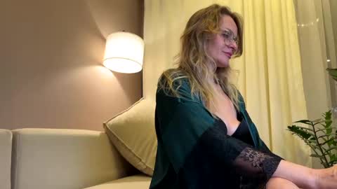 Snapshot of yes_mommy_zlata chatting on September 30, 7:13 pm Zlata online show from September 30, 7:13 pm