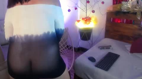 Yeseniaa25  online show from December 15, 4:25 pm