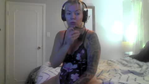 Snapshot of yogimilflover chatting on September 26, 4:48 pm Yogiblondebangme online show from September 26, 4:48 pm