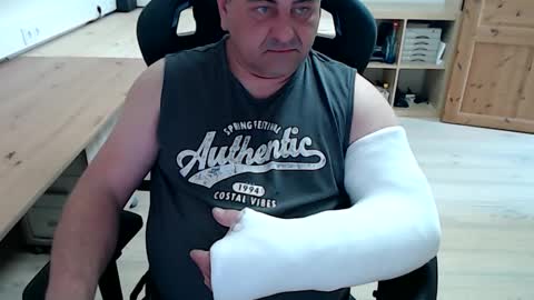 yoschi1976 online show from April 12, 8:51 am