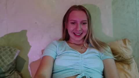 Snapshot of you_cant_forget chatting on September 16, 3:37 pm you_cant_forget online show from September 16, 3:37 pm