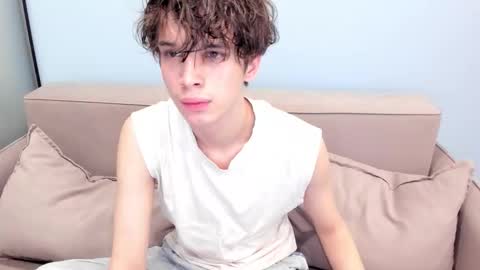 your_shy_guy online show from December 14, 5:46 am