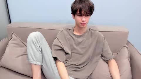 your_shy_guy online show from December 5, 6:23 am