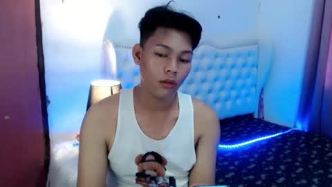 Snapshot of yourdreamboyxx chatting on October 8, 5:02 am HEN online show from October 8, 5:02 am
