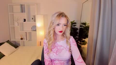 Snapshot of yourwhitefairy chatting on October 17, 4:22 pm Emily online show from October 17, 4:22 pm
