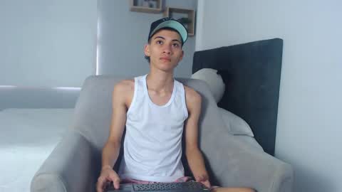 Snapshot of yulian_vasquez chatting on March 7, 12:12 pm yulian_vasquez online show from March 7, 12:12 pm
