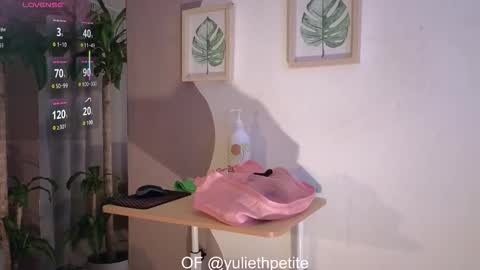 yuliethpetite online show from January 18, 11:30 am