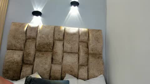 yulievans online show from February 17, 7:44 pm