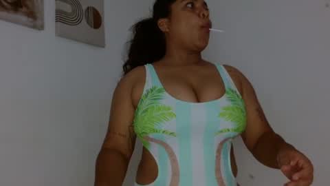 Snapshot of yulissa18 chatting on March 9, 10:52 pm Yuli and SaraIndependent model online show from March 9, 10:52 pm