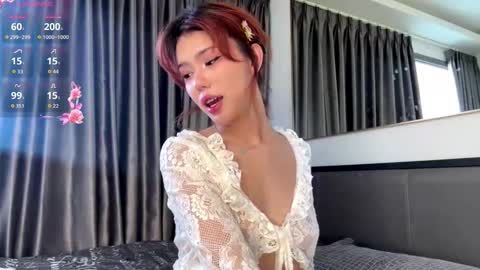 yumi_ochi_ online show from November 28, 7:59 am