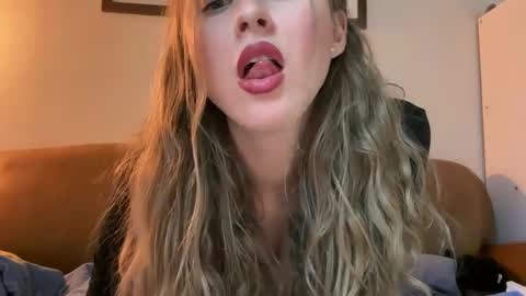 yumiandwolf online show from September 12, 4:03 am