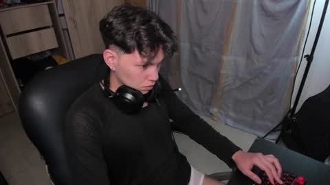 Snapshot of yurii_moody chatting on December 5, 2:37 am yurii_moody online show from December 5, 2:37 am