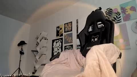 Snapshot of yury_sun chatting on October 19, 5:39 pm paola online show from October 19, 5:39 pm