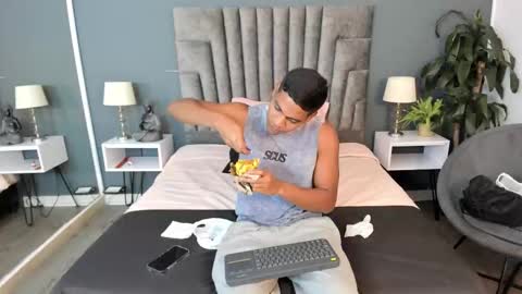 zac online show from November 19, 3:28 am