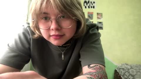 Mia online show from April 12, 1:26 pm