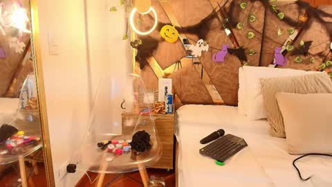 Zarah Andrews online show from October 24, 1:23 pm