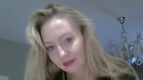 Snapshot of zarinaswift chatting on October 18, 11:14 am Zarina Swift online show from October 18, 11:14 am