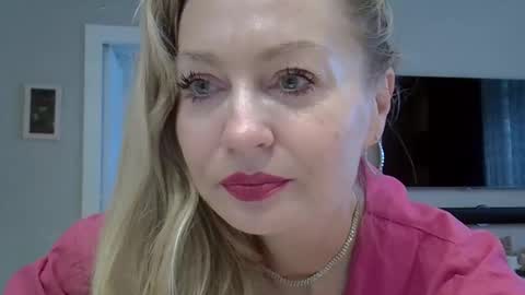 Snapshot of zarinaswift chatting on October 10, 4:29 am Zarina Swift online show from October 10, 4:29 am
