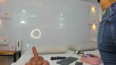 Zenda Evans online show from January 6, 4:16 am