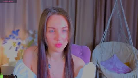 Snapshot of zlata__fox chatting on October 3, 4:37 pm Zlata Mon Tue Thu Fri Sun Sa GMT 3 0000pm - 0600pm online show from October 3, 4:37 pm