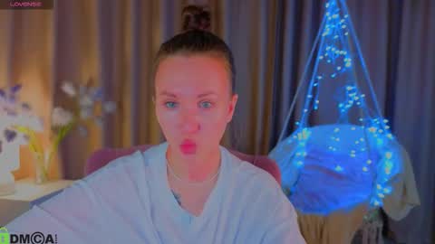 Snapshot of zlata__fox chatting on October 2, 4:28 pm Zlata Mon Tue Thu Fri Sun Sa GMT 3 0000pm - 0600pm online show from October 2, 4:28 pm