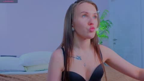 Snapshot of zlata__fox chatting on October 17, 6:01 pm Zlata Mon Tue Thu Fri Sun Sa GMT 3 0000pm - 0600pm online show from October 17, 6:01 pm