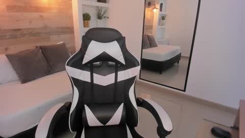 Zoe  online show from February 11, 1:15 pm