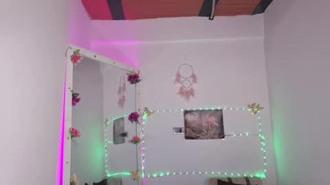 Snapshot of zoee_dolcee chatting on October 13, 10:45 pm Catt online show from October 13, 10:45 pm