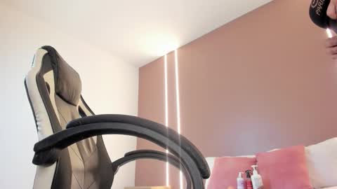 zoee_zi online show from February 3, 6:56 pm