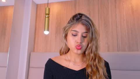 Zoe online show from April 8, 11:35 am